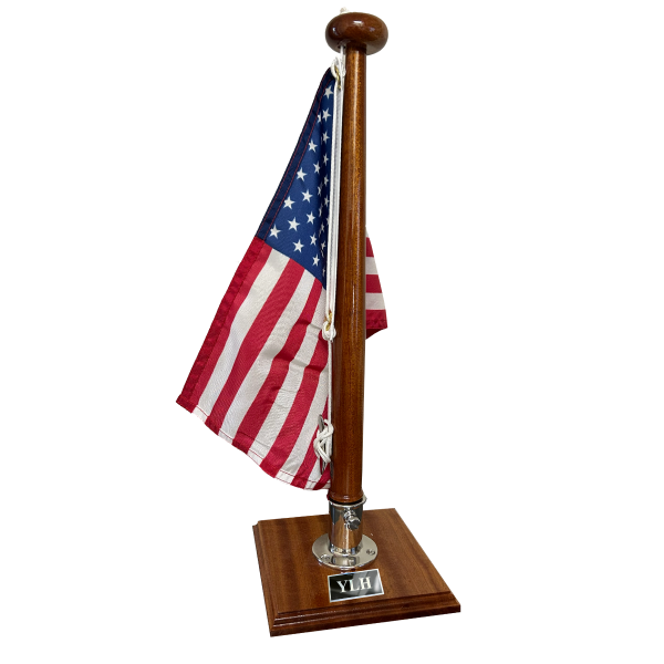 Desktop flagstaff and flag in relaxed state